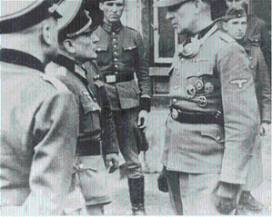 Le général SS Stroop, à droite, discute avec des officiers de la Wehrmacht, au 4ème jour de la révolte du ghetto de Varsovie.