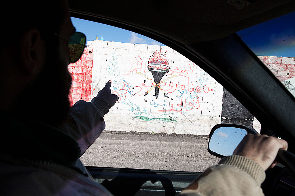 «Armée libre, nous sommes passés ici» Graffiti provocant, écrit par l’Armée syrienne libre sur un mur  d’un ex-check point de l’armée, entre Sakha et Ras Lahein (Laurent Van der Stockt)