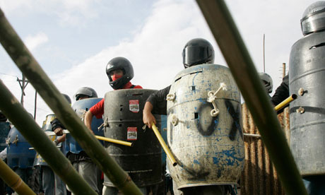 Auto-défense des habitants («squatters»} de Pinheirinho, début 2012, face aux expulsions policière