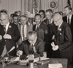 Le président Johnson signe le Voting Rights Act, 1965