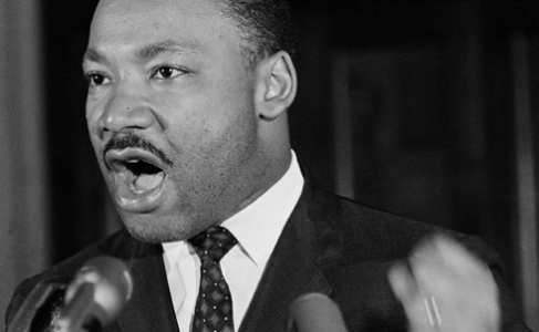 Martin Luther King Jr. s'adresse à un rassemblement à Selma, en 1965