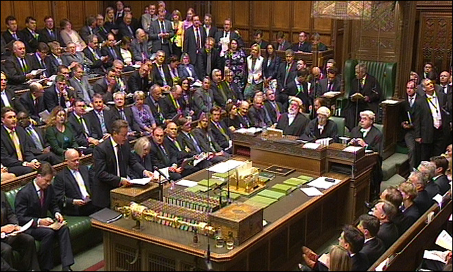 David Cameron, à gauche debout, lors du débat au Parlement britannique sur la Syrie le 29 août 2013