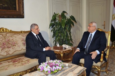 Ibrahim Mehleb (gauche) avec le président ad interim Adly Mansour
