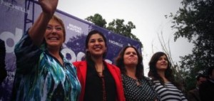 M. Bachelet avec les députées du PC (Camilla Vallejo à droite)