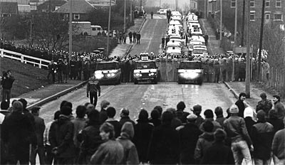 La police assiège la ville minière de Cortonwood, South Yorkshire, en 1985