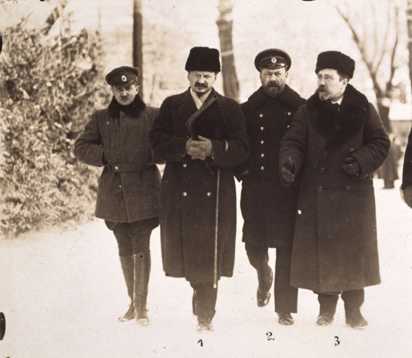 Délégation «russe» à  Brest-Litovsk: (1) Trotsky, (2) l'amiral Vasili Mikhailovich Altfater, (3) Adolf Joffé,  (à gauche, sans «numéro»: Lipski.