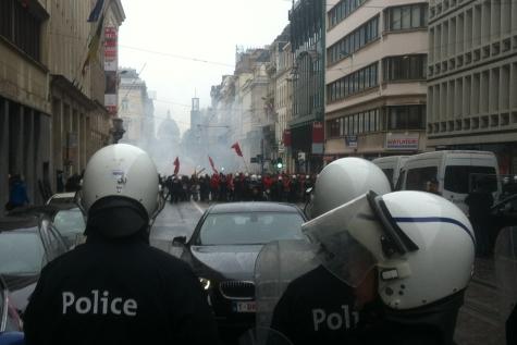 Militants de la FGTB devant le siège de la N-VA à Bruxelles, siège défendu par la police.