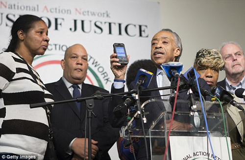 2434714000000578-0-Not_involved_Rev_Al_Sharpton_holds_up_his_phone_after_saying_he_-m-23_1419188169998