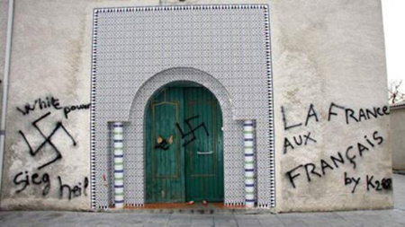 Vue prise le 13 décembre 2009, de la façade de la mosquée de Castres qui a été profanée dans la nuit par des inconnus qui ont taggé sur ses murs des propos xénophobes et des croix gammées. Des pieds de cochon ont également été suspendus à la poignée du portail. Sur la porte, des oreilles de cochon avaient été agrafées et des affiches placardées sur lesquelles étaient dessinés des drapeaux français, a précisé le président de l'Association islamique de Castres, Abdelmalek Bouregba.   AFP PHOTO / THIERRY ANTOINE