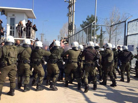 Au camp de rétention d'Amygdaleza, le 21 février 2015