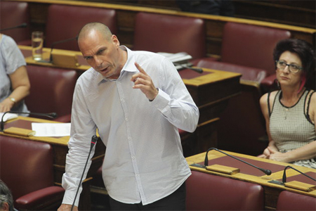 Yanis Varoufakis. Derrière lui, Ioanna Gäitani, députée de Syriza, membre de DEA, ayant voté non, dès le 11 juillet...