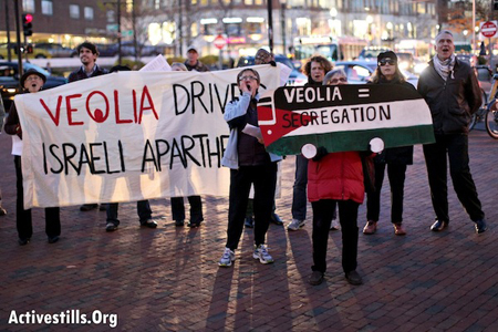 Des militants de Jewish Voice for Peace manifestent contre la société français Veolia qui organise la desserte de colonies. Boston, November 14, 2012. (Tess Scheflan/ Activestills.org)