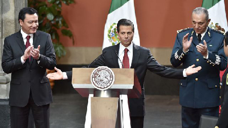 Le président mexicain Enrique Pena Nieto (c) avec le ministre de la Défense, Salvador Cienfuegos Zepeda (d), et le ministre de l'Intérieur, Miguel Angel Osorio Chong (g), à Mexico le 8 janvier 2016