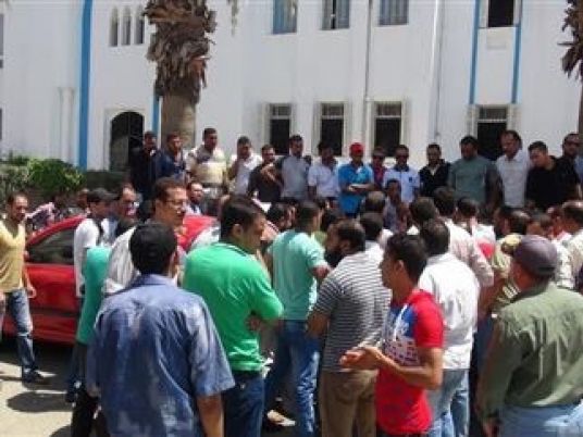 Travailleurs du textile rejoignant des travailleurs de l'administration qui exprimer leur mécontentement face à la retenue du «bonus» de 10% annuel (Al Masry Al-Youm, 26 octibre 2015)