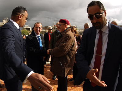 L’envoyé des Nations unies Martin Kobler arrive à Shahat dans l’est libyen le 31 décembre 2015 afin de rencontrer Aguila Saleh, le président du Parlement réfugié à Tobrouk qui reste hostile à l’accord onusien.