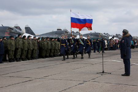 Cérémonie de bienvenue pour les militaires russes qui reviennent de Syrie sur la base aérienne près de la ville russe Voronezh, le mardi 15 mars 2016