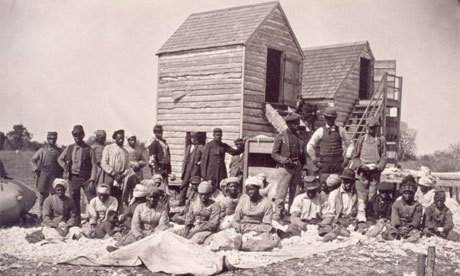 Des esclaves noirs qui se sont échappés en Caroline du Sud et cultiventdu coton pour eux (autour de 1862-1865)