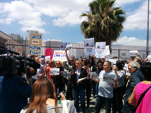 Manifestation devant une usine d'embouteillage d'eau de Nestlé au sud de Los Angeles