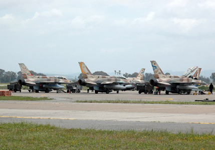 Des F-16 israéliens sur une base militaire grecques, le 30 avril 2015. (Ministère de la Défense grec)
